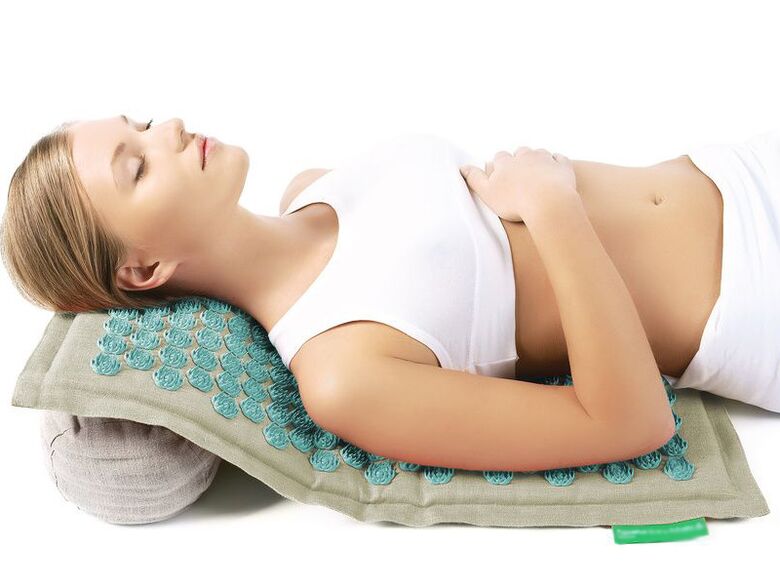 Needle applicator helps relieve muscle spasms in cervical osteochondrosis