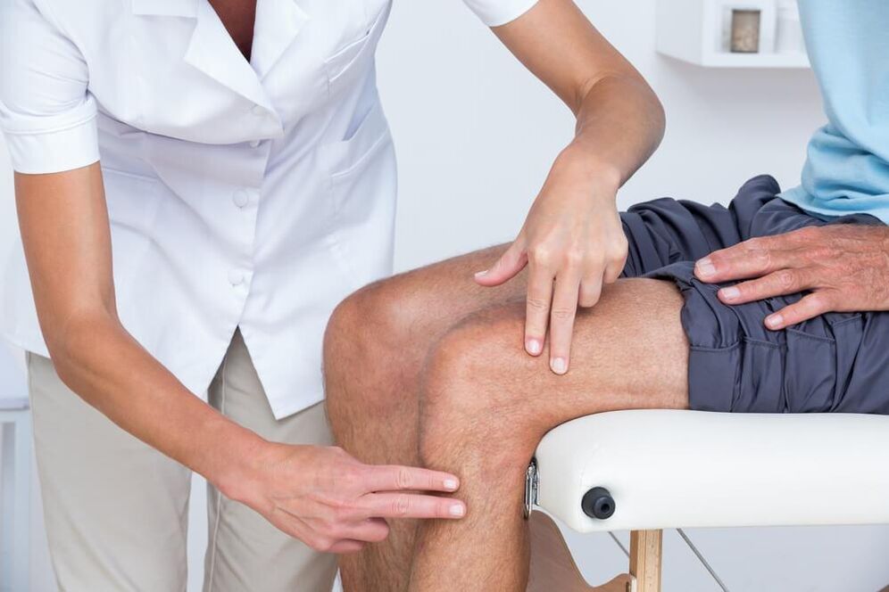 Doctor check to diagnose knee arthritis
